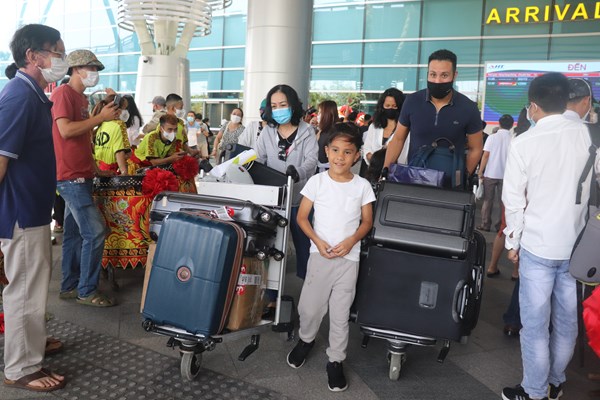 Đà Nẵng đón hai chuyến bay quốc tế đầu tiên trở lại - Anh 3