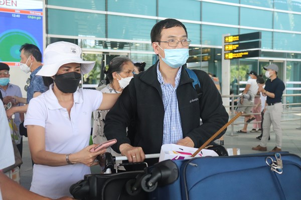 Đà Nẵng đón hai chuyến bay quốc tế đầu tiên trở lại - Anh 7