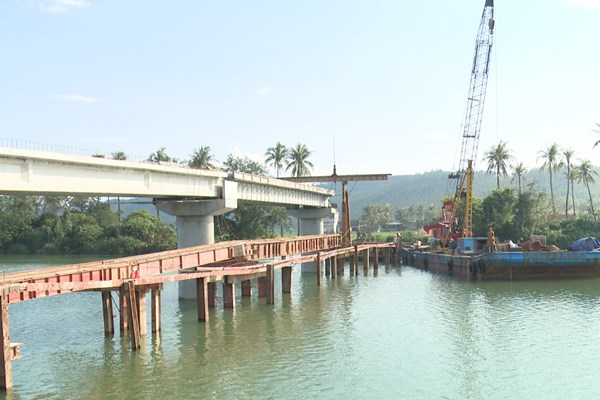 Những cây cầu nối niềm vui ở vùng cồn bãi sông Gianh - Anh 1