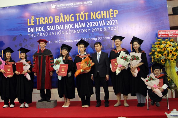 Xúc động cậu sinh viên khuyết tật nhận bằng tốt nghiệp - Anh 1