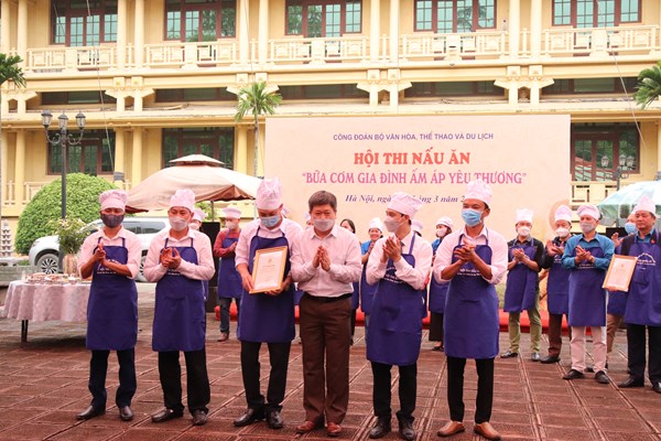 Cùng thắp lửa yêu thương - Anh 1