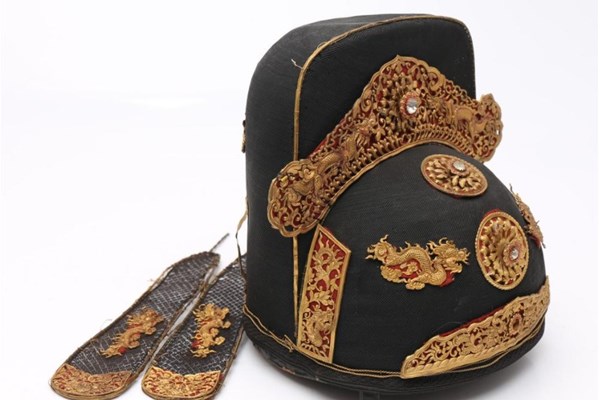 Cổ vật mũ quan triều Nguyễn sẽ được tặng cho Huế - Anh 2