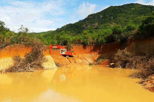 Về bài Xung quanh việc khai thác đất gần Di tích quốc gia Hố Bà Mùi (Phù Cát - Bình Định): Văn Hóa phản ánh, các cơ quan chức năng vào cuộc kiểm tra - Anh 2