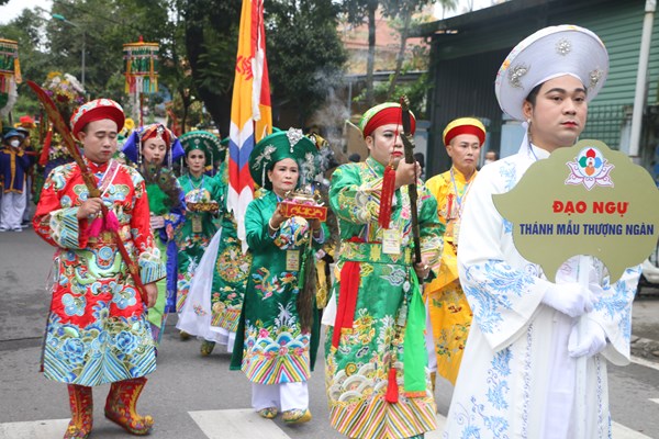 Sắc màu văn hóa tại Lễ hội Điện Huệ Nam - Anh 7