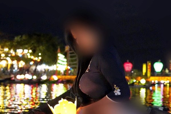 Lại một nữ du khách khoe... phản cảm ở phố cổ Hội An - Anh 1