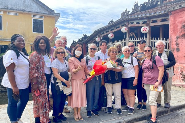 Sau mở cửa, nhiều đoàn khách quốc tế đã đến Quảng Nam - Anh 1