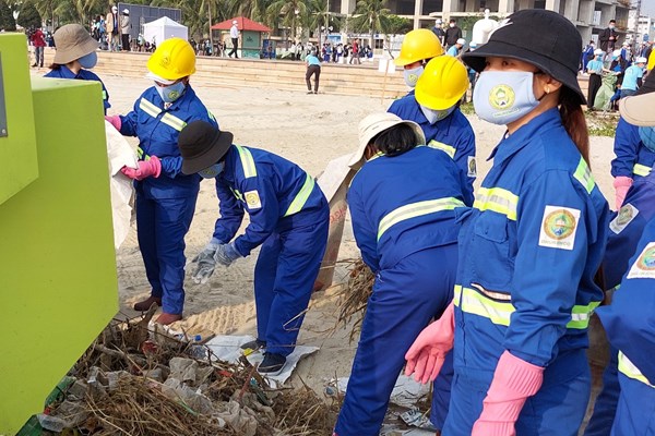 Hơn 600 người chung tay dọn sạch biển bãi biển du lịch - Anh 2