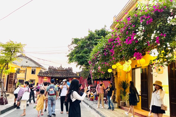 Quảng Nam: Nhộn nhịp du khách dịp lễ giỗ Tổ Hùng Vương - Anh 2