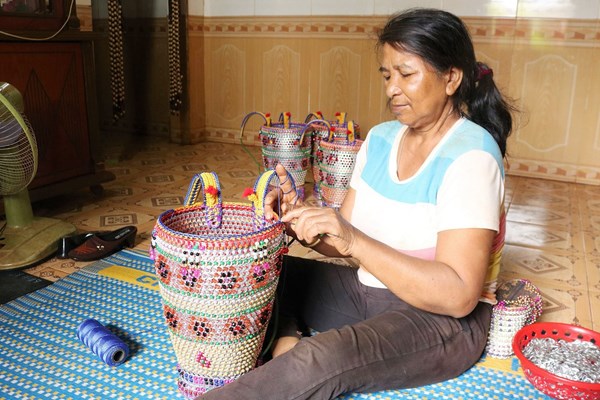 Đáng nể người làm nên những chiếc gùi từ phế thải ve chai - Anh 1