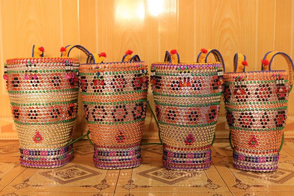 Đáng nể người làm nên những chiếc gùi từ phế thải ve chai - Anh 3