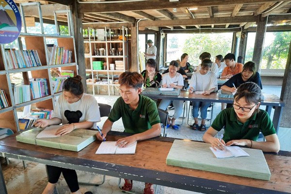 “Lớp học sẻ chia” của trẻ em bản Mông Suối Giàng - Anh 1