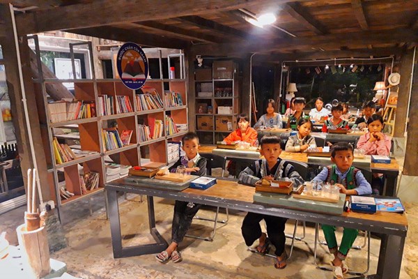 “Lớp học sẻ chia” của trẻ em bản Mông Suối Giàng - Anh 2