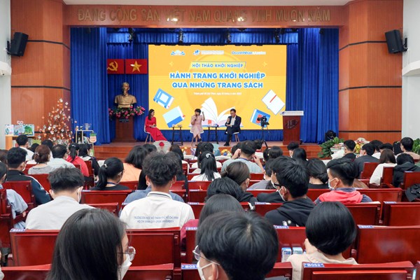Sinh viên và “Hành trang khởi nghiệp từ những trang sách” - Anh 1