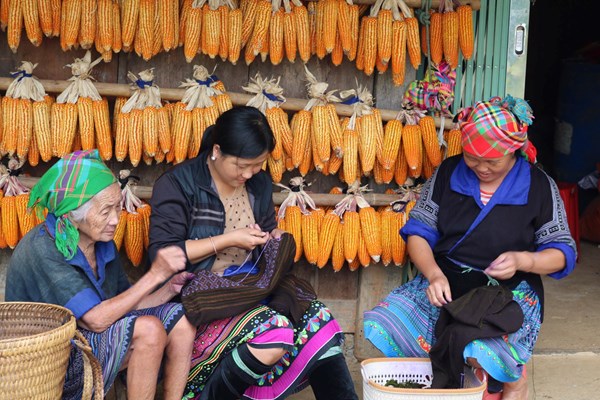 Cô gái Mông lan tỏa nét đẹp văn hóa dân tộc - Anh 1