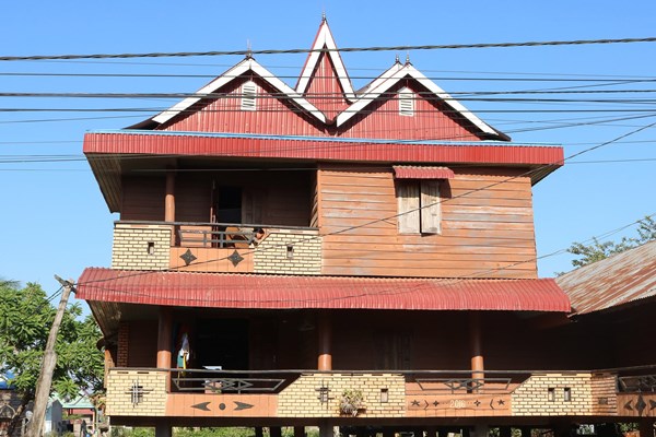 “Lạ mắt” với những ngôi nhà sàn 2 tầng ở xã Ia Yeng - Anh 2