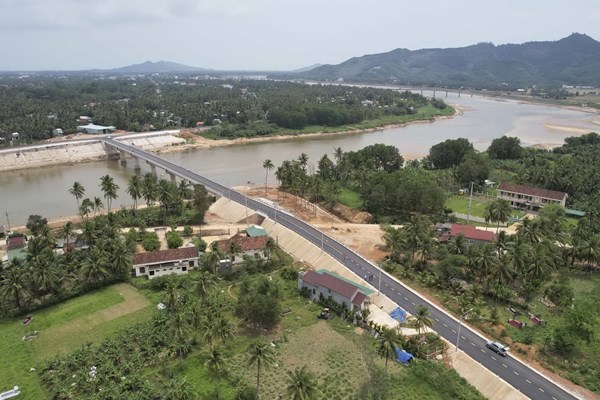 Phú Văn nối nhịp đôi bờ quê hương - Anh 1
