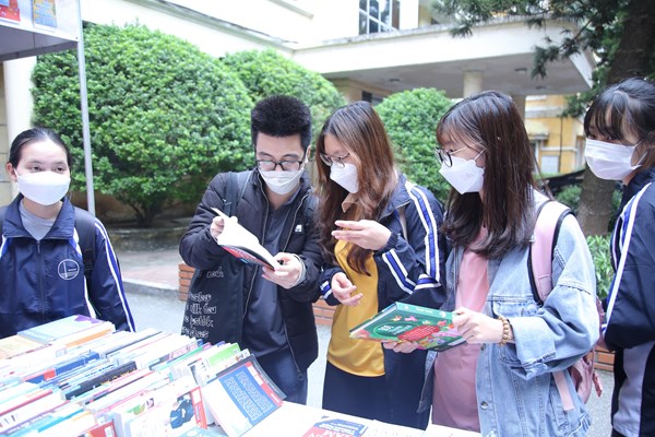 Mỗi thanh niên một cuốn sách làm bạn - Anh 1