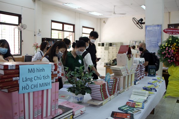Trường ĐH Văn hóa TP.HCM trao giải Hội thi Đại sứ Văn hóa đọc - Anh 1