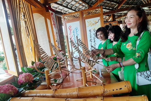Gắn các hoạt động văn hóa với du lịch - Anh 1