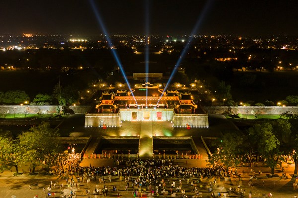 Phố đêm Hoàng thành Huế hút khách trong ngày đầu hoạt động - Anh 1
