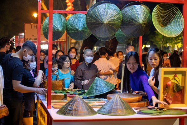 Phố đêm Hoàng thành Huế hút khách trong ngày đầu hoạt động - Anh 2