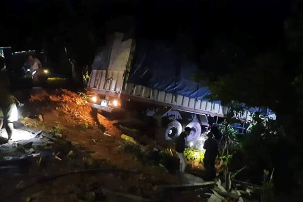 Xe tải bất ngờ lao vào nhà dân khiến 4 người thương vong - Anh 1