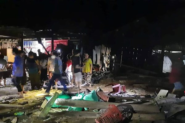 Xe tải bất ngờ lao vào nhà dân khiến 4 người thương vong - Anh 2