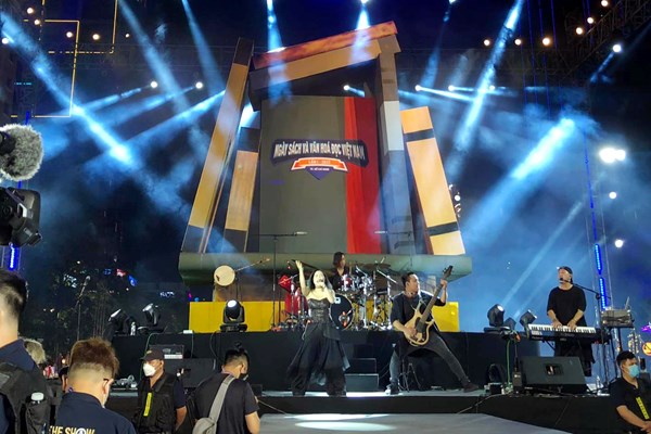 Tưng bừng Ngày sách và Văn hóa đọc Việt Nam lần I - năm 2022 trong đêm bế mạc - Anh 7