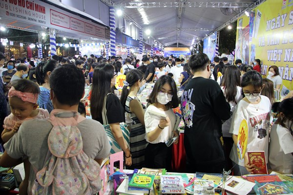 Tưng bừng Ngày sách và Văn hóa đọc Việt Nam lần I - năm 2022 trong đêm bế mạc - Anh 1
