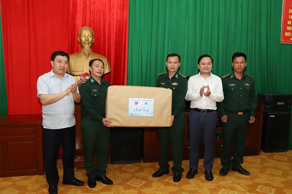 Tuổi trẻ cả nước luôn đồng hành với các chiến sĩ Biên phòng - Anh 2