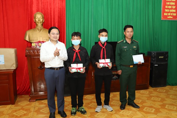 Tuổi trẻ cả nước luôn đồng hành với các chiến sĩ Biên phòng - Anh 3