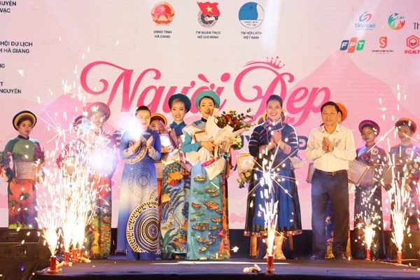 Tạ Thùy Trang đăng quang “ Người đẹp miền cao nguyên đá” năm 2022 - Anh 2