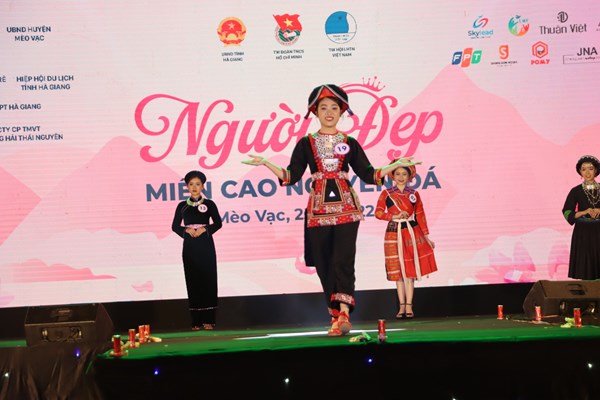 Tạ Thùy Trang đăng quang “ Người đẹp miền cao nguyên đá” năm 2022 - Anh 3