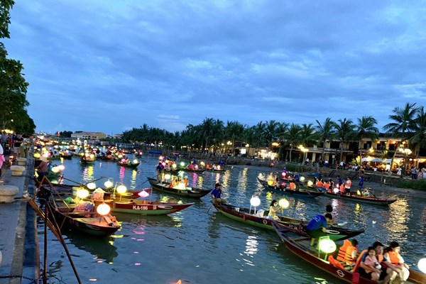 Hội An đón hàng nghìn du khách ngày đầu kỳ nghỉ lễ - Anh 3