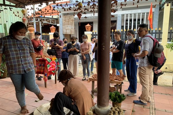 Hội An đón hàng nghìn du khách ngày đầu kỳ nghỉ lễ - Anh 4
