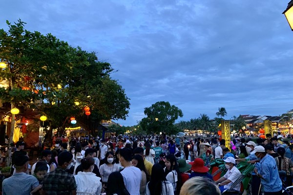 Hội An đón hàng nghìn du khách ngày đầu kỳ nghỉ lễ - Anh 1