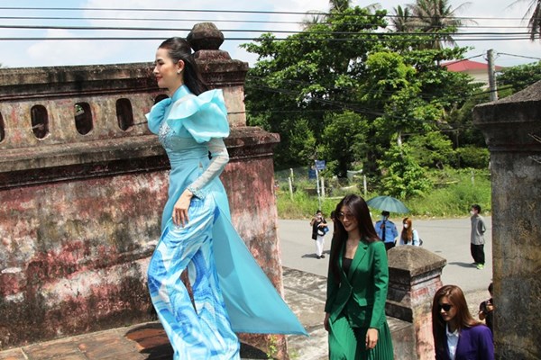 Khánh Hòa: Hoa hậu, người đẹp thích thú tour trải nghiệm Thành cổ Diên Khánh - Anh 3