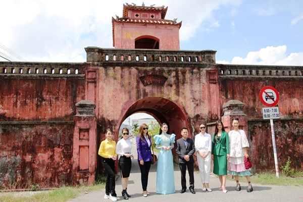 Khánh Hòa: Hoa hậu, người đẹp thích thú tour trải nghiệm Thành cổ Diên Khánh - Anh 1
