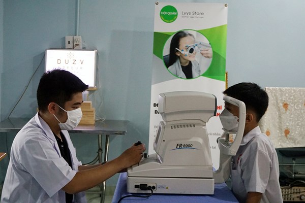 Khám mắt và cắt kính miễn phí cho 600 hoàn cảnh đặc biệt khó khăn - Anh 1