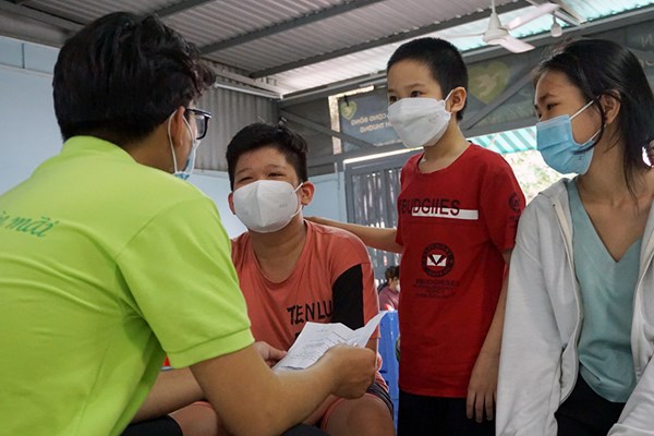 Khám mắt và cắt kính miễn phí cho 600 hoàn cảnh đặc biệt khó khăn - Anh 2