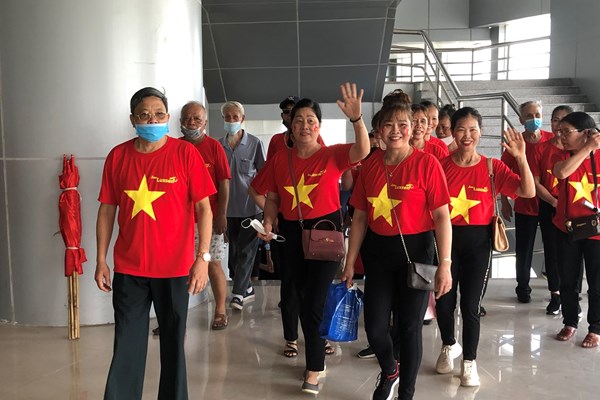 Nhà thi đấu TDTT Hà Nam sôi động trước giờ bóng lăn - Anh 1