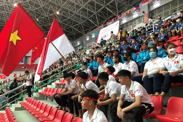 Nhà thi đấu TDTT Hà Nam sôi động trước giờ bóng lăn - Anh 5