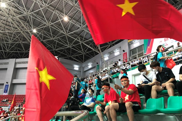 Nhà thi đấu TDTT Hà Nam sôi động trước giờ bóng lăn - Anh 2