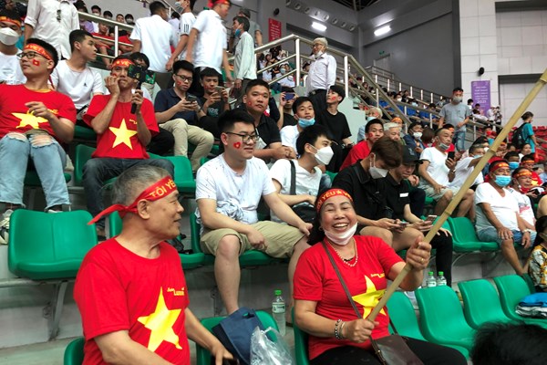 Nhà thi đấu TDTT Hà Nam sôi động trước giờ bóng lăn - Anh 3
