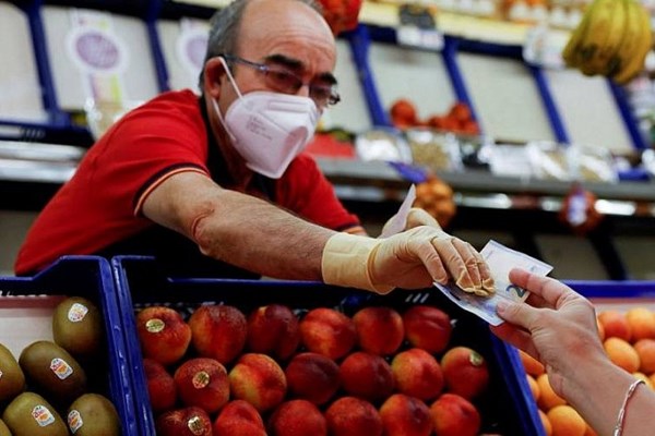 Nhiều nước EU chìm trong “bão lạm phát - Anh 1