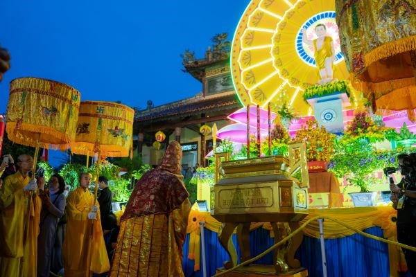 Trang nghiêm lễ rước Phật tại Huế - Anh 11