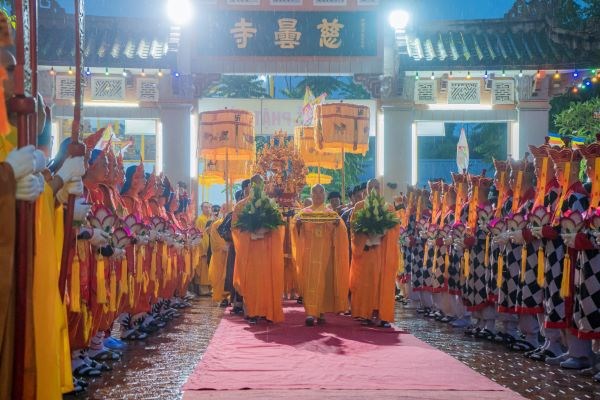 Trang nghiêm lễ rước Phật tại Huế - Anh 8
