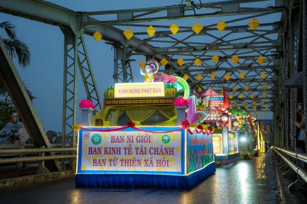 Trang nghiêm lễ rước Phật tại Huế - Anh 7