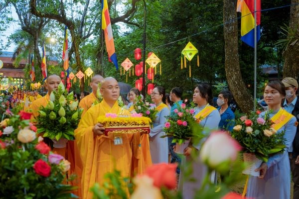 Trang nghiêm lễ rước Phật tại Huế - Anh 2