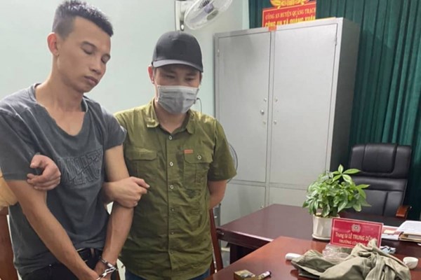 Quảng Bình bắt đối tượng vận chuyển, mua bán ma tuý và tàng trữ súng - Anh 1